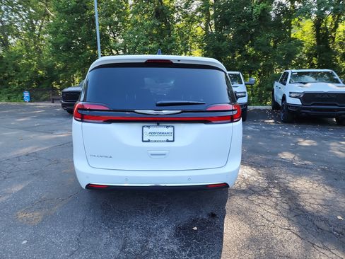 New 2026 Chrysler Pacifica Select image 18