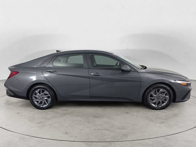 Used 2024 Hyundai Elantra SEL FWD image 6