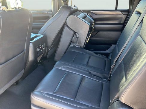 Used 2022 Chevrolet Suburban LT RWD image 15