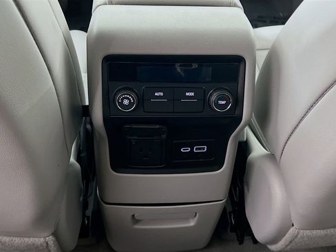 Used 2023 GMC Acadia SLT image 25