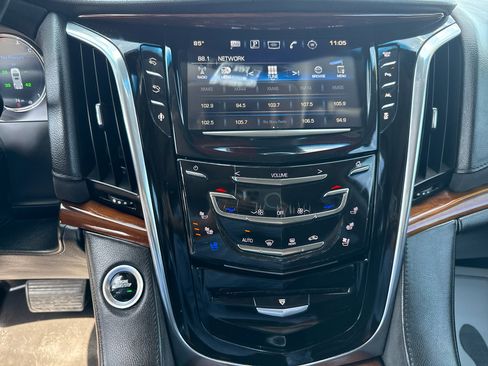 Used 2016 Cadillac Escalade ESV Luxury image 25
