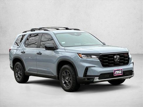 Used 2024 Honda Pilot TrailSport image 3