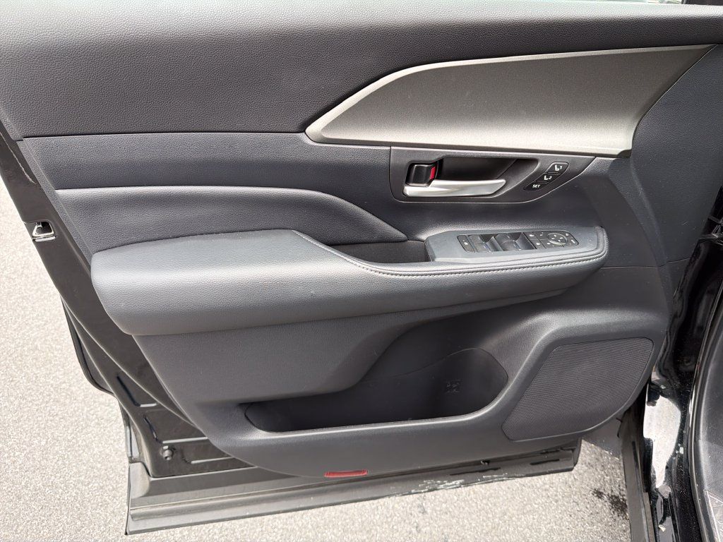Used 2025 Toyota Grand Highlander AWD Hybrid image 11