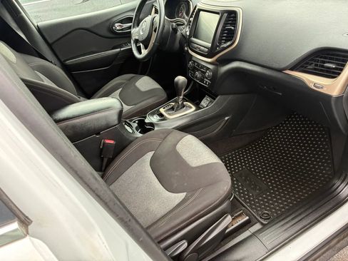 Used 2014 Jeep Cherokee Latitude w/ Cold Weather Group FWD image 18