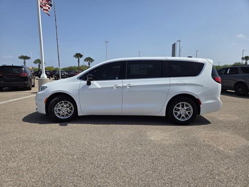 New 2026 Chrysler Pacifica Select FWD image 4