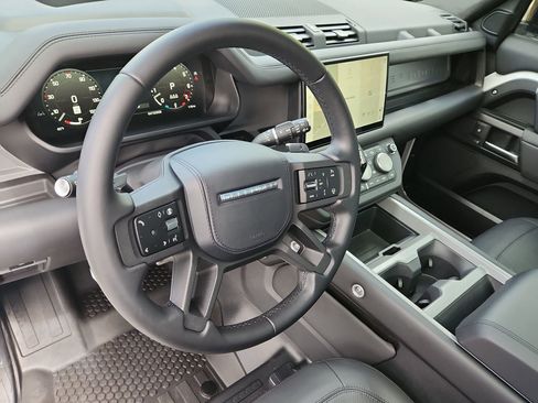 Certified 2025 Land Rover Defender 90 V8 AWD/4WD image 4