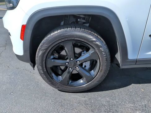 Used 2023 Jeep Grand Cherokee Altitude AWD/4WD image 11