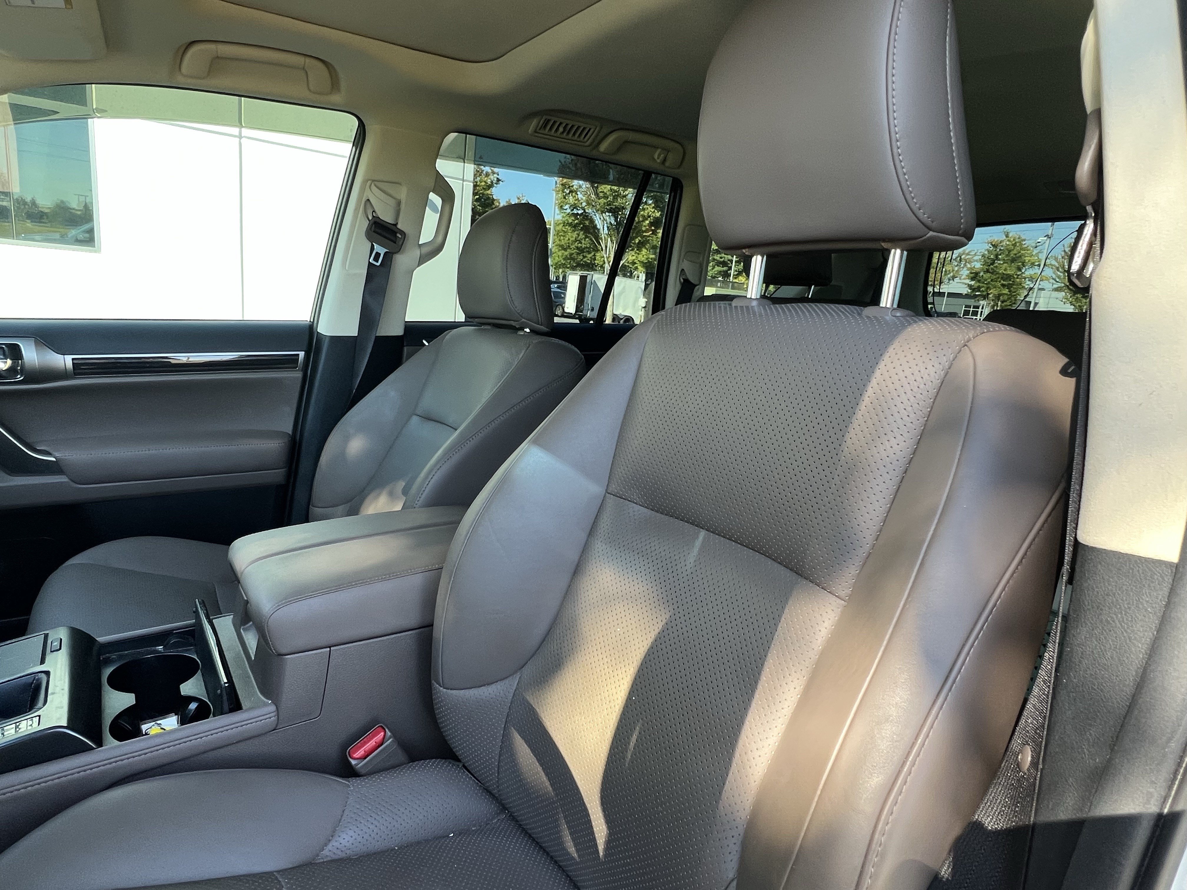 Used 2023 Lexus GX 460 Luxury w/ Sport Design Package AWD/4WD image 16