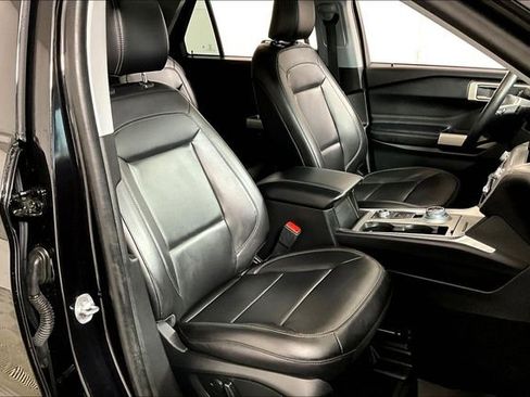 Used 2023 Ford Explorer XLT w/ Equipment Group 202A image 7