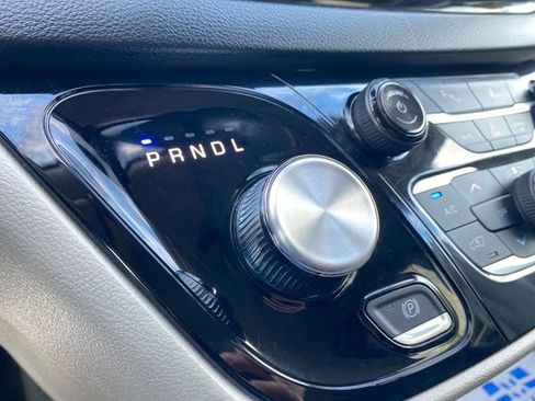 Used 2024 Chrysler Pacifica Touring-L image 29