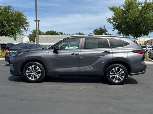 Used 2023 Toyota Highlander XLE FWD image 9