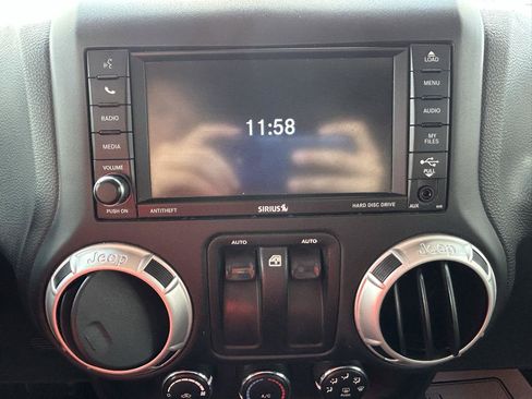 Used 2018 Jeep Wrangler Sahara w/ Connectivity Group AWD/4WD image 19