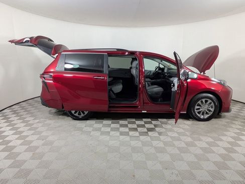 Used 2025 Toyota Sienna XLE FWD image 9