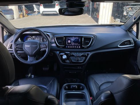 Used 2020 Chrysler Pacifica Touring-L image 18