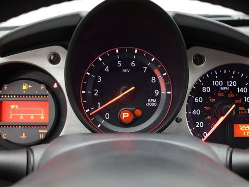 Used 2017 Nissan 370Z Coupe RWD image 22