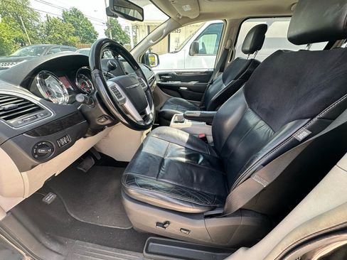 Used 2015 Chrysler Town & Country Limited Platinum FWD image 10