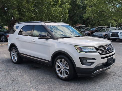 Used 2017 Ford Explorer XLT w/ Equipment Group 202A AWD/4WD image 3