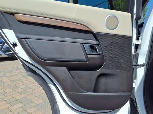 Used 2018 Land Rover Discovery HSE image 23