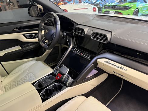 Used 2022 Lamborghini Urus image 25