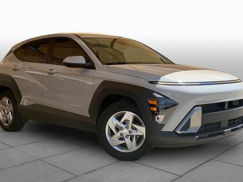 Certified 2025 Hyundai Kona SE FWD image 3