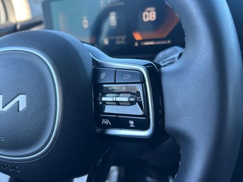 Used 2025 Kia Carnival image 18