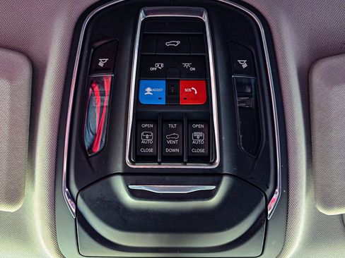 Used 2022 Jeep Grand Cherokee Limited image 25