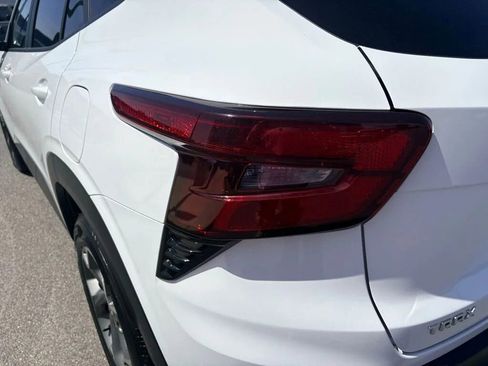Used 2025 Chevrolet Trax LT FWD image 9