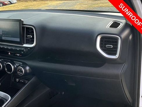 Used 2025 Hyundai Venue SEL FWD image 13