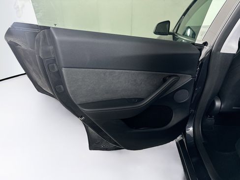 Used 2024 Tesla Model Y Long Range AWD/4WD image 25