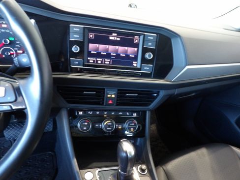 Used 2019 Volkswagen Jetta SE w/ Cold Weather Package FWD image 12