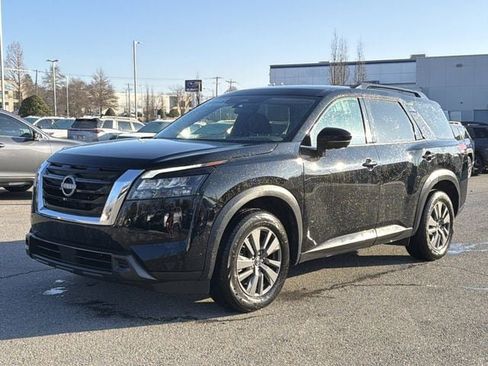 Used 2024 Nissan Pathfinder SV image 4