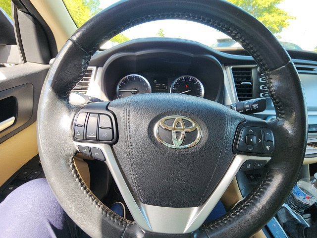 Used 2017 Toyota Highlander XLE w/ Carpet Mat Package FWD image 37