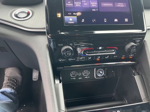 New 2025 Jeep Grand Cherokee L Laredo image 25