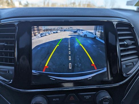 Used 2019 Jeep Grand Cherokee Limited image 21