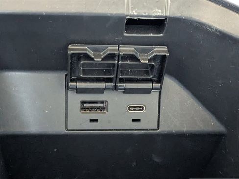 Used 2021 Toyota Camry XLE w/ Navigation Upgrade Package image 31