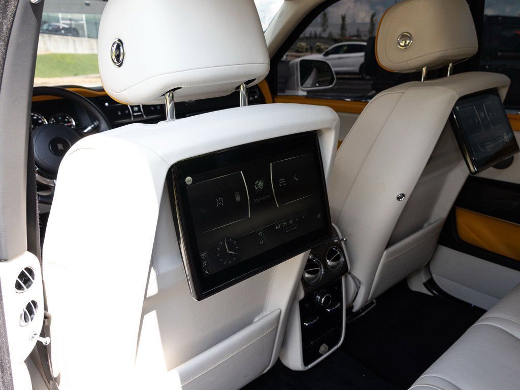 Used 2022 Rolls-Royce Cullinan Black Badge w/ Dark Exterior Package AWD/4WD image 59