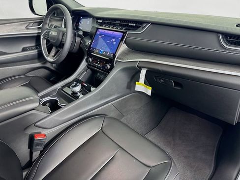 Used 2025 Jeep Grand Cherokee Limited w/ Black Appearance Package image 38