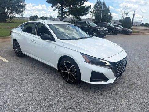Used 2025 Nissan Altima 2.5 SR FWD image 2
