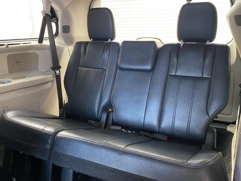 Used 2014 Chrysler Town & Country Touring image 17