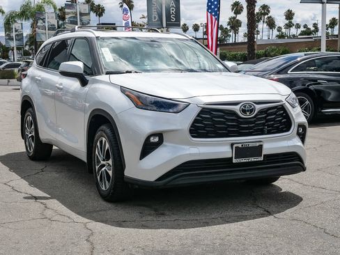 Used 2022 Toyota Highlander XLE AWD/4WD image 3