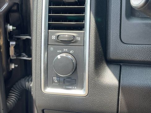 Used 2023 RAM 1500 Classic SLT AWD/4WD image 28