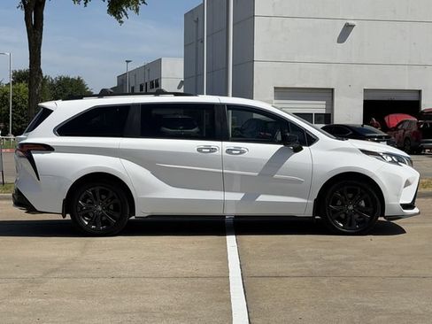 Certified 2024 Toyota Sienna XSE FWD image 4