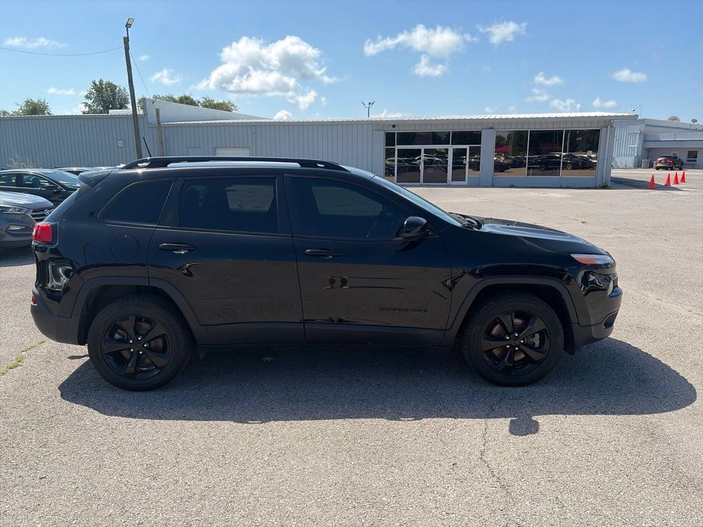 Used 2018 Jeep Cherokee Latitude w/ Altitude Package AWD/4WD image 7