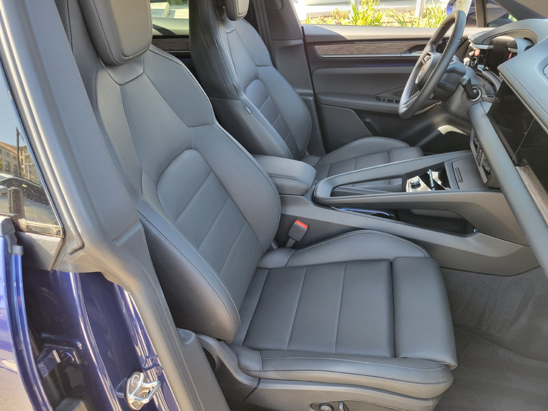 Certified 2024 Porsche Macan 4 Electric AWD/4WD image 28
