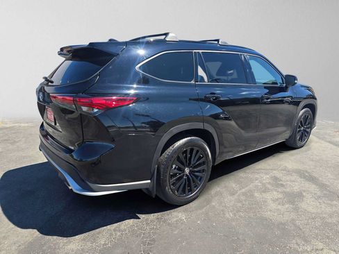 Used 2023 Toyota Highlander XSE FWD image 3