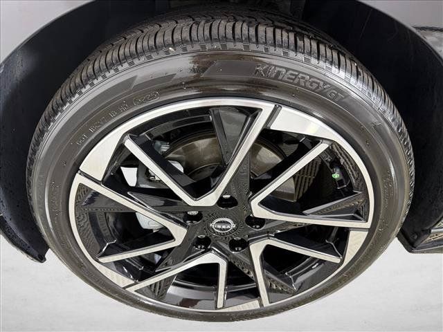 Used 2025 Nissan Sentra SR FWD image 11