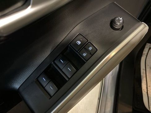 Used 2023 Toyota Highlander XLE AWD/4WD image 11