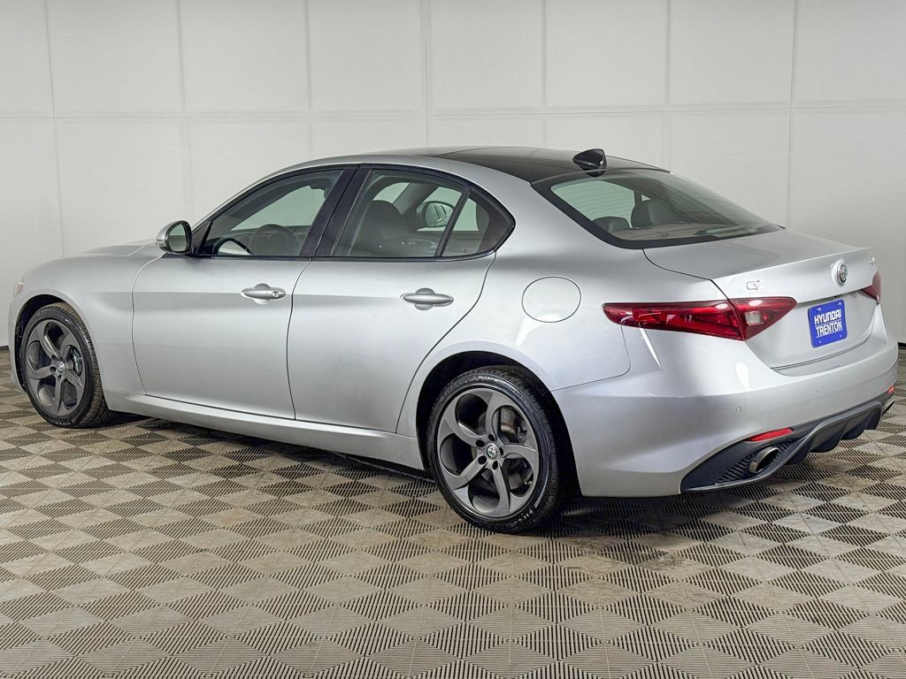 Used 2018 Alfa Romeo Giulia AWD image 9