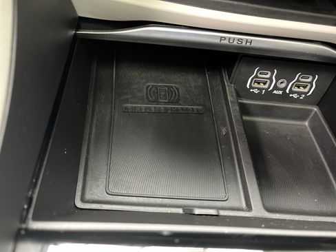 Used 2022 Chrysler Pacifica Limited w/ Uconnect Theater Family Group image 29