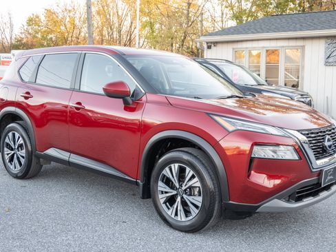 Used 2023 Nissan Rogue SV image 3